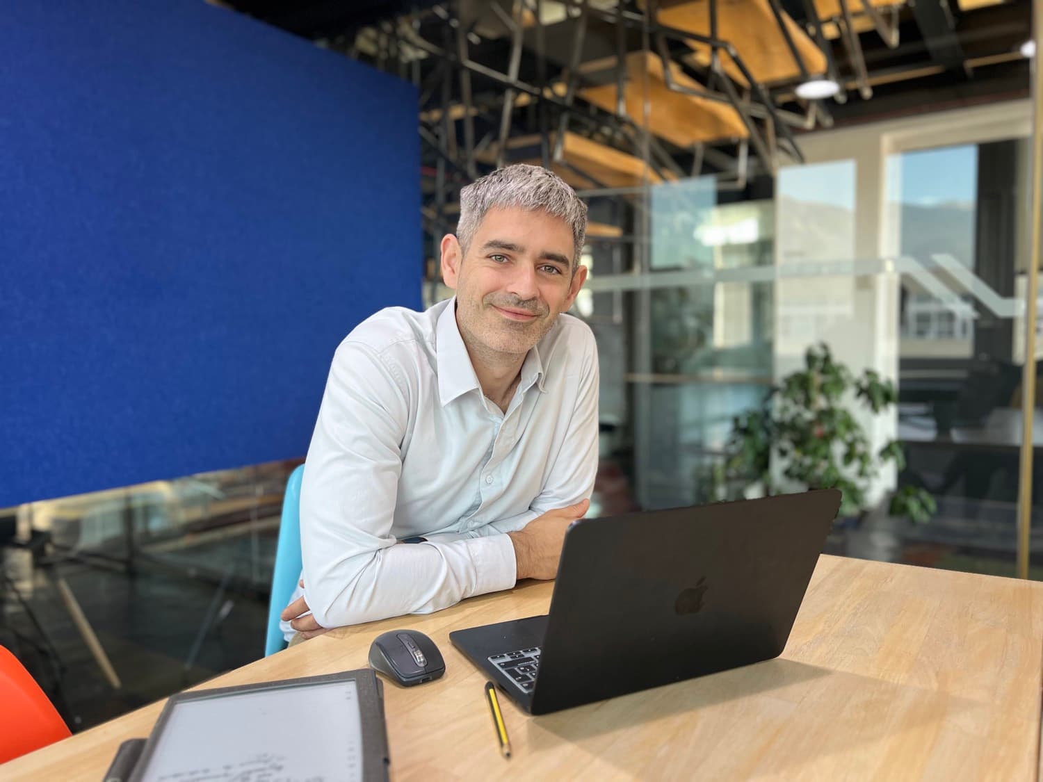 Alex Lio, formateur achats, en session de travail