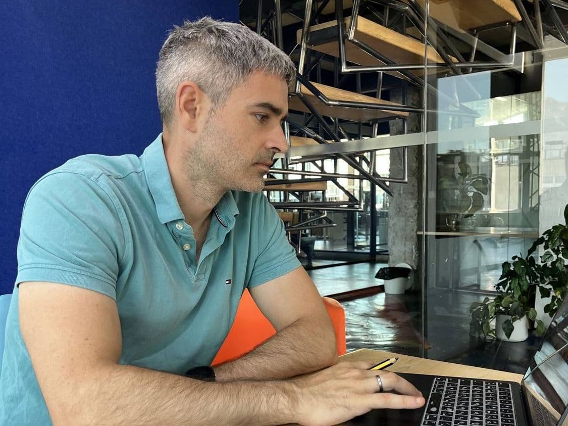Alex Lio au travail sur un dossier achats